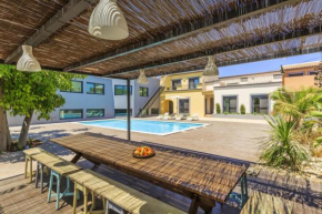 Charming Villa in Quelfes with Shared Pool
